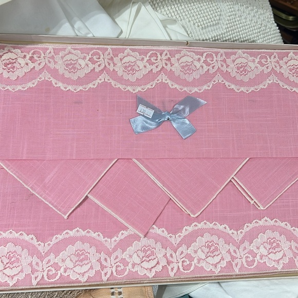 Vintage placemats and napkins in original box - Picture 2 of 5